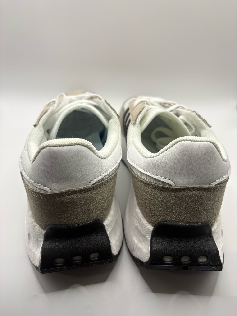 Adidas Men’s Size 7 Beige White Black Sneakers Like New - Picture 4 of 16